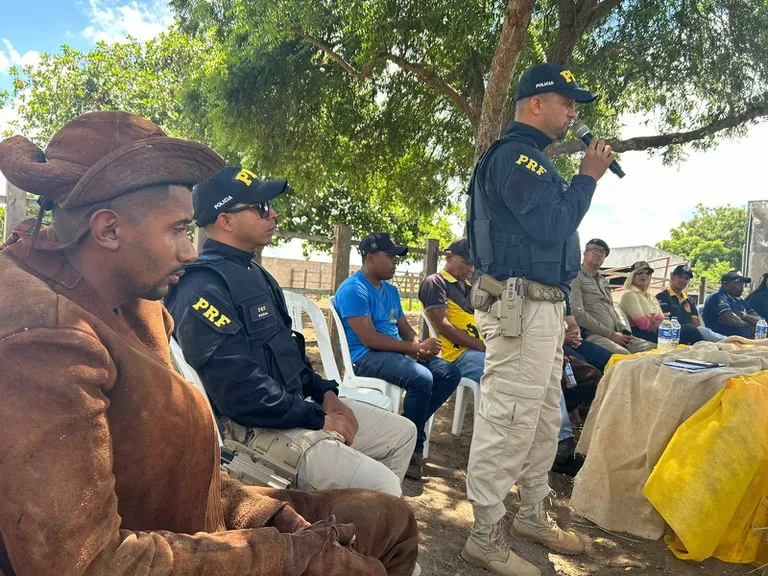 PRF participa de palestra educativa para vaqueiros sobre segurança na BR 116 Norte
