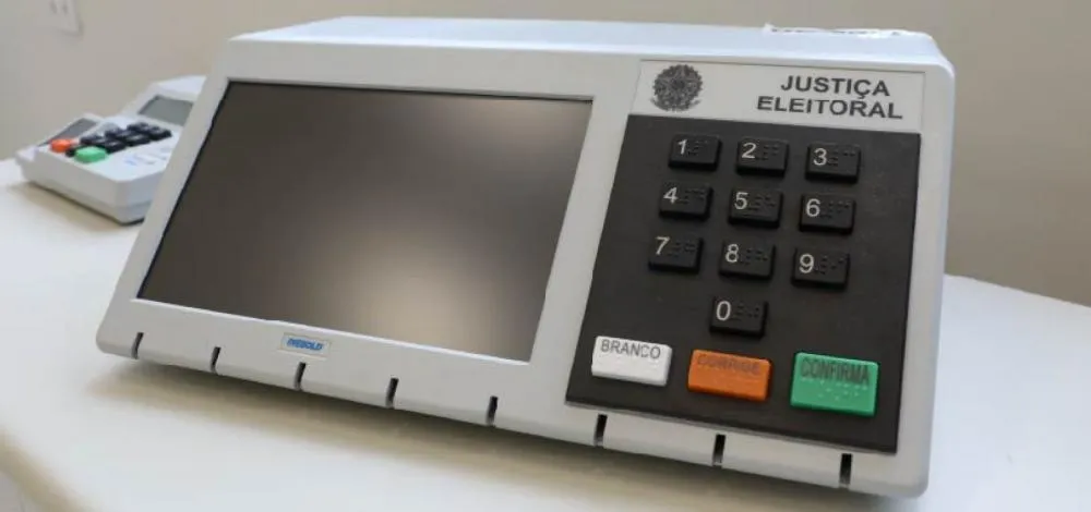 Uso de celular em cabine de votação pode virar crime