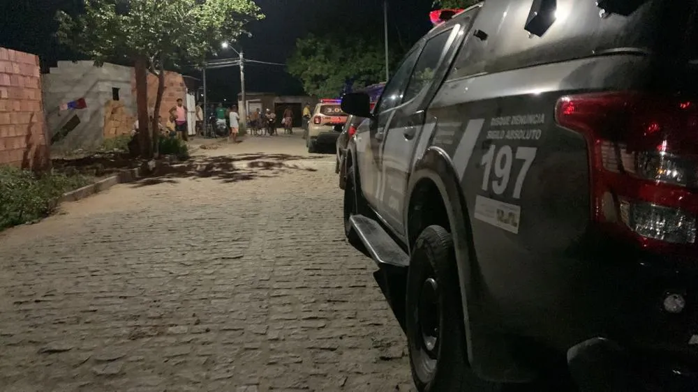 Homem é morto a tiros após descer de moto no José Ronaldo