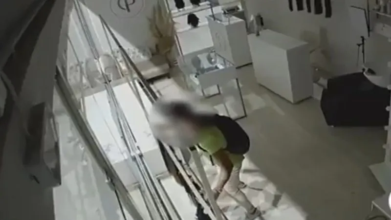 Homem arromba loja e furta R$ 300 mil em cabelos naturais