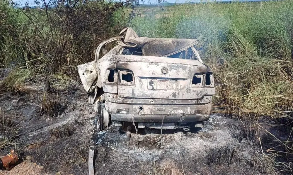 Carro pega fogo após batida e quatro pessoas morrem no oeste baiano