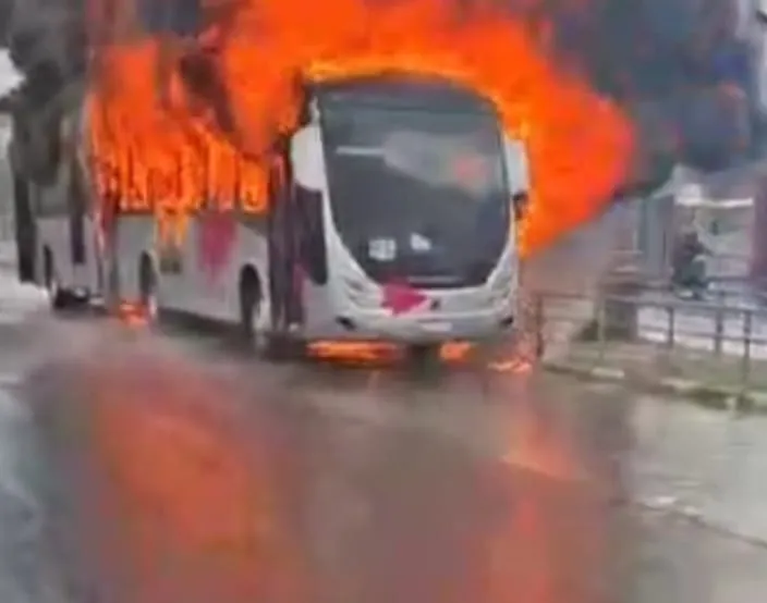 Ônibus do BRT pega fogo e danifica estação em Feira de Santana