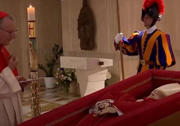 Vaticano divulga imagem do papa Francisco em caixão