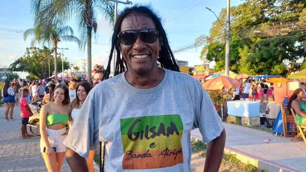 Cantor e compositor Gilsam vibra com paz no esquenta, mas sugere: 'Um mini trio animaria ainda mais