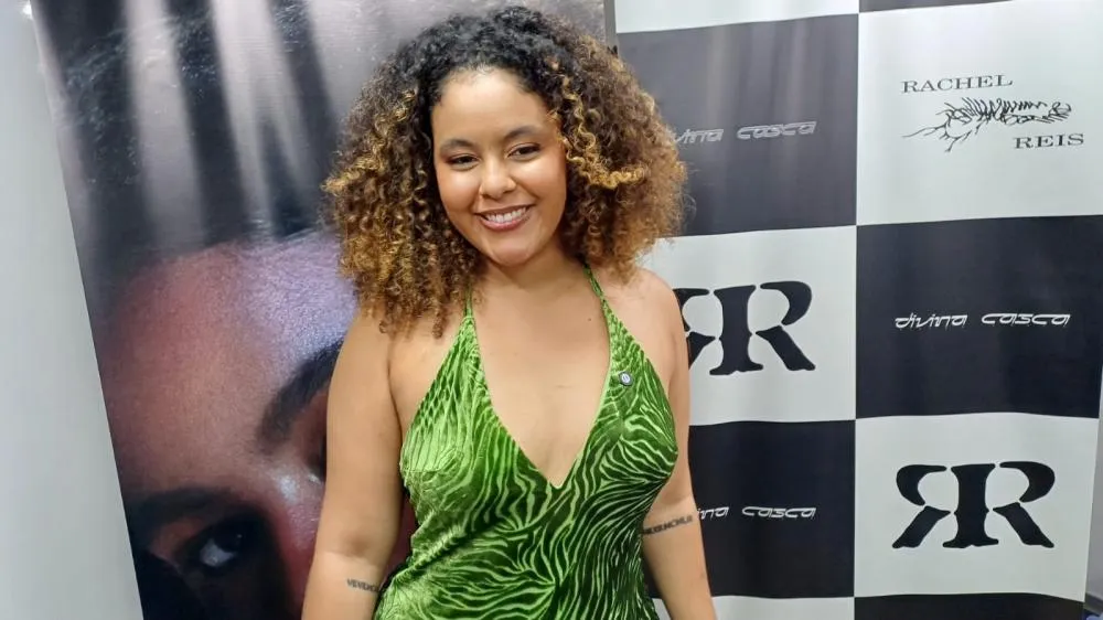 Rachel Reis encanta público na abertura da Micareta de Feira: “Cantar em casa tem uma energia diferente”