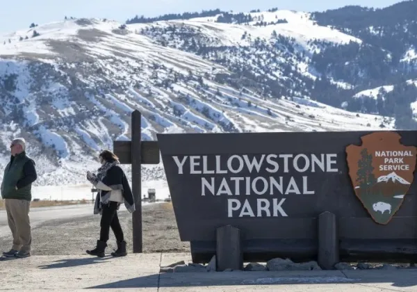 Acidente envolvendo van e caminhonete deixa turistas mortos