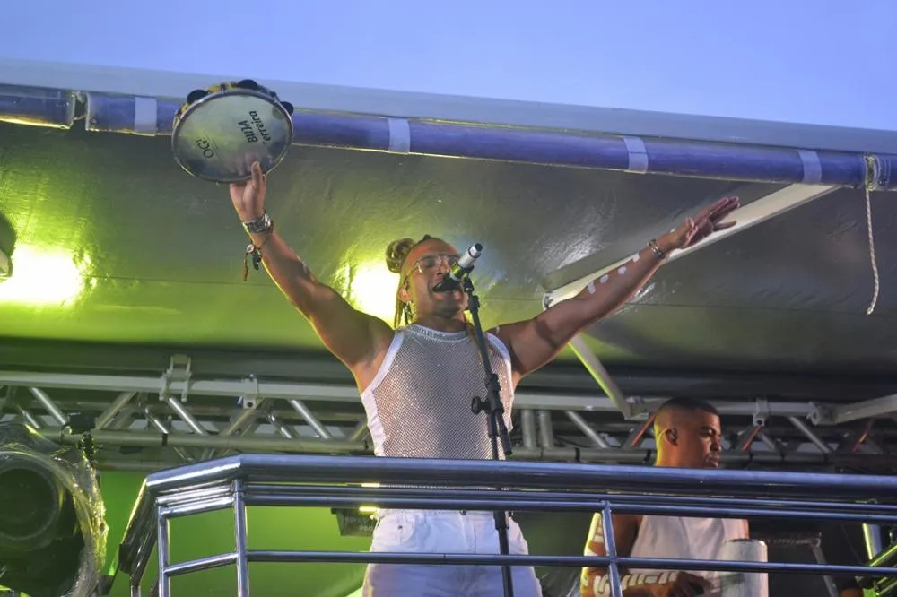 Timbalada rompe a avenida ao som de tambores e muita animação