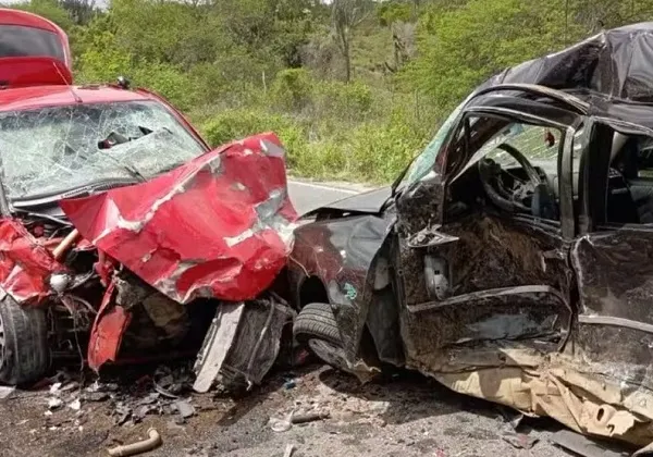 Colisão frontal entre carros deixa três mortos; tio e sobrinho estão entre as vítimas
