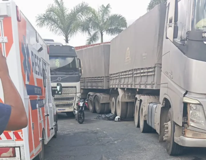 Jovem morre em acidente entre moto e carretas no Portal do Sertão