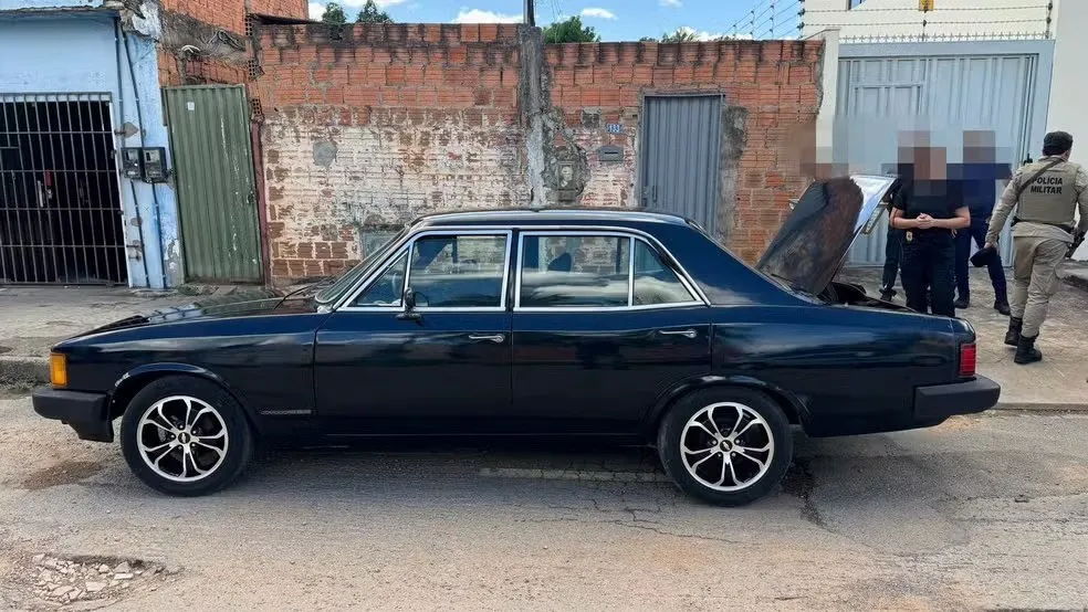 Homem aciona polícia e diz que encontrou corpo após abrir porta-malas de carro 