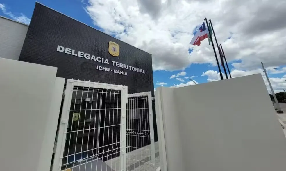 Idoso ataca companheira com foice oito horas após deixar prisão