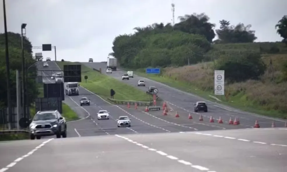 Limite de velocidade é reduzido em rodovias após suspensão da cobrança de pedágio