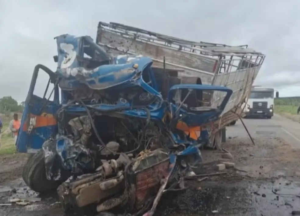 Batida entre caminhões deixa dois feridos no interior da Bahia