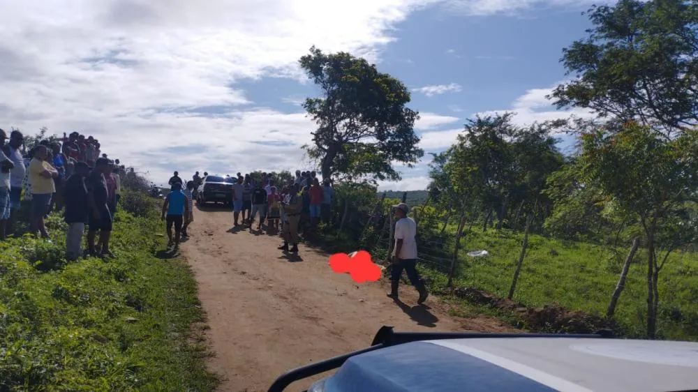 Corpo é encontrado com as mãos amarradas em distrito de Feira