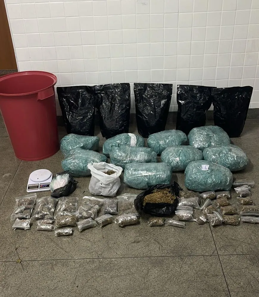 Mulher é presa com grande quantidade de drogas em ponto de tráfico em Feira de Santana