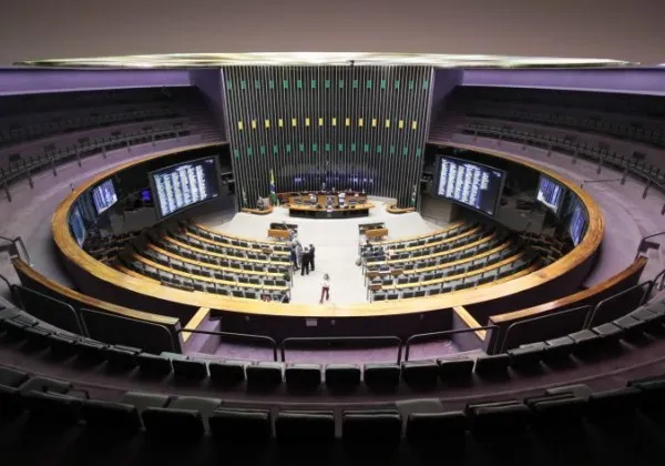 Câmara aprova urgência para projeto que proíbe desconto automático no INSS