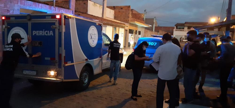 Homem assassinado com 10 tiros de ponto 40 no bairro Tomba