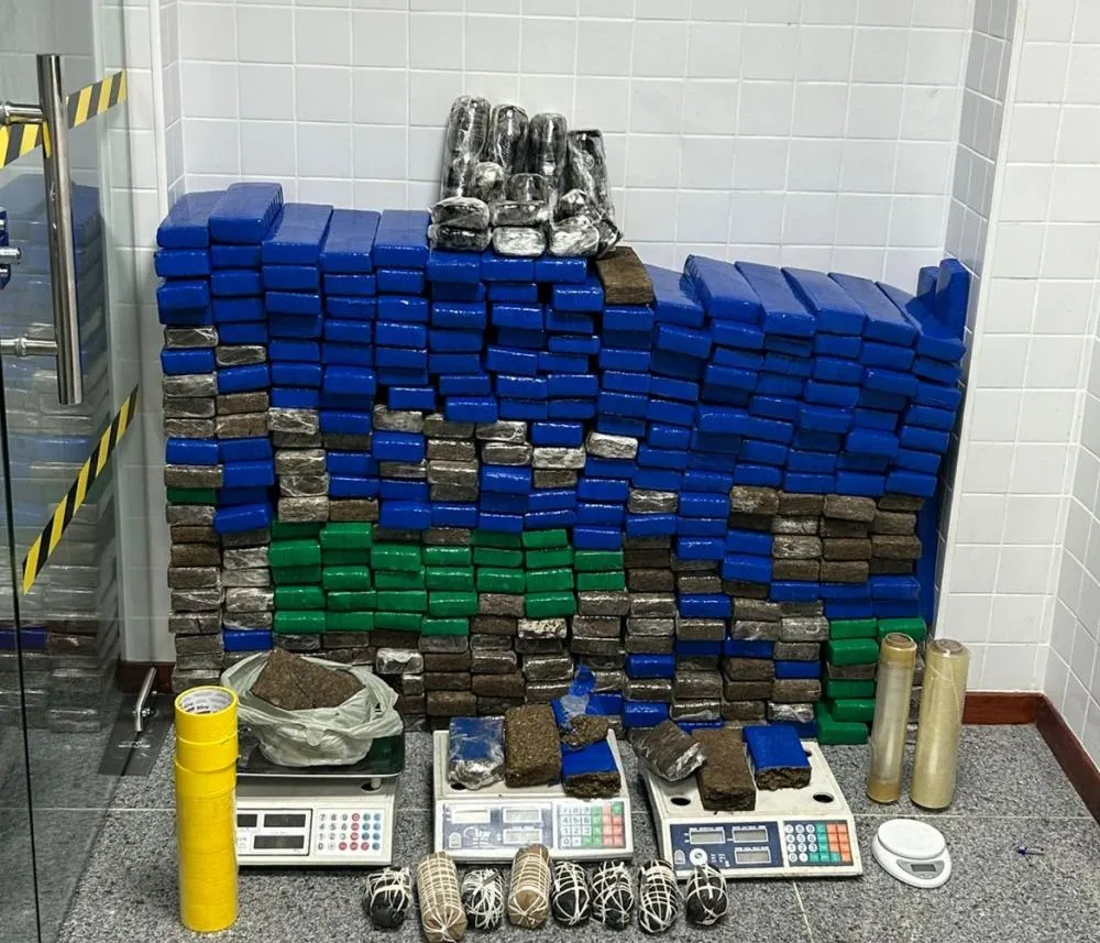 PM apreende drogas e explosivos no Centro de Feira de Santana