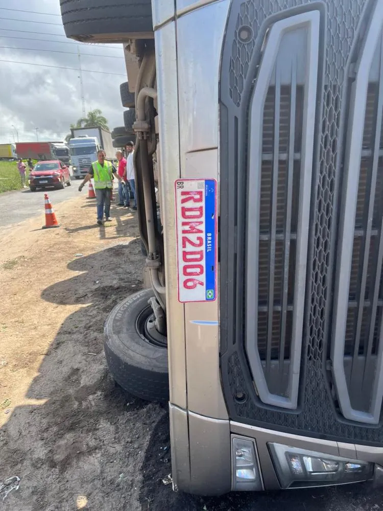 Motociclista morre após carreta tombar na BR-324