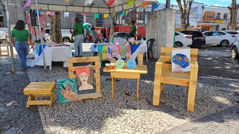 Exposição da APAE apresenta trabalhos de internos das oficinas profissionalizantes no estacionamento da Prefeitura de Feira