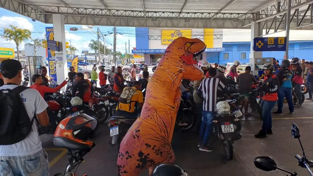 Feira de Santana tem filas e grande procura por gasolina com até 60% de desconto