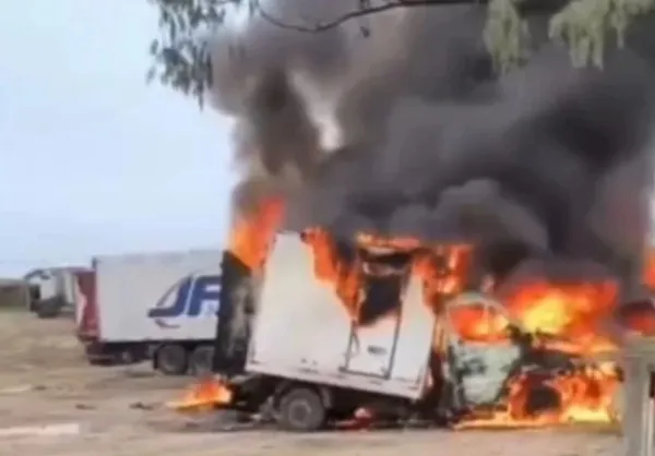 Incêndio atinge caminhões da JBS no interior da Bahia