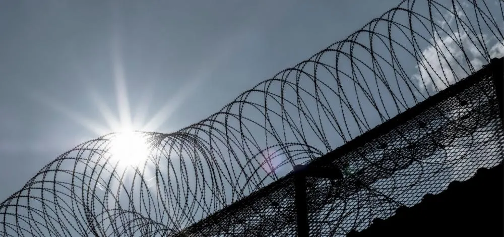 Comissão aprova PL que obriga uso de bloqueadores de celular em presídios