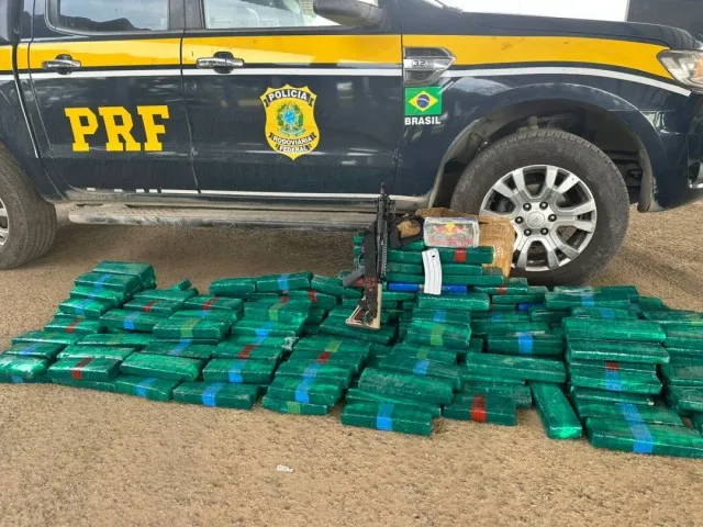 PRF apreende 132 quilos de drogas e fuzil durante fiscalização na BR-116, em Feira de Santana