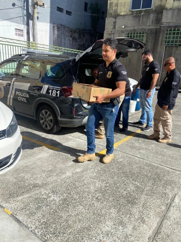 Polícia Civil entrega 180 armas apreendidas para destruição em Feira de Santana