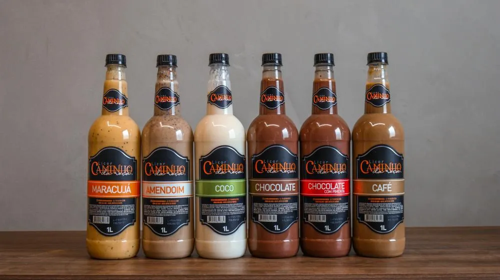 O licor que virou tradição no São João de Feira de Santana e conquistou a Bahia