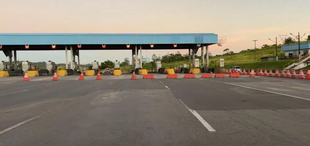 Pedágio da BR-324 segue com tráfego pelas faixas laterais
