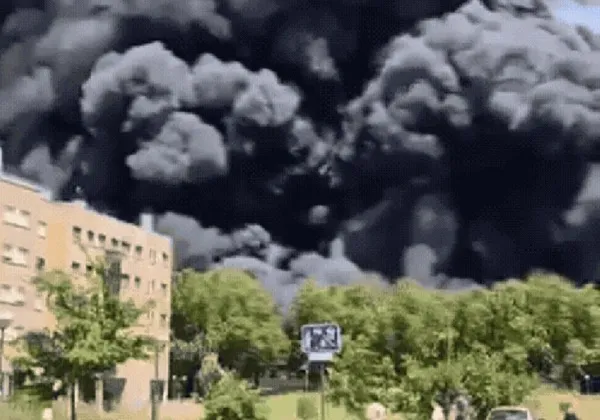 Fábrica de cosméticos pega fogo e cidade precisa ser evacuada