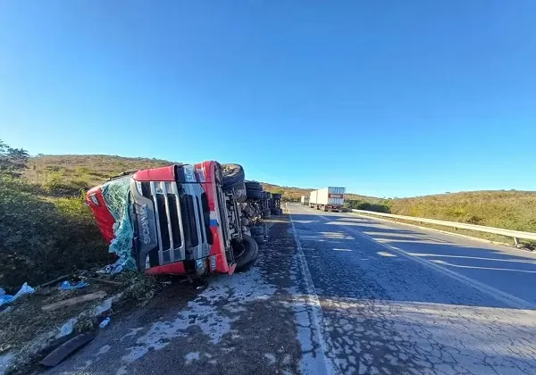 Acidente com carreta na BR-116 deixa mulher e bebê de 10 meses mortos