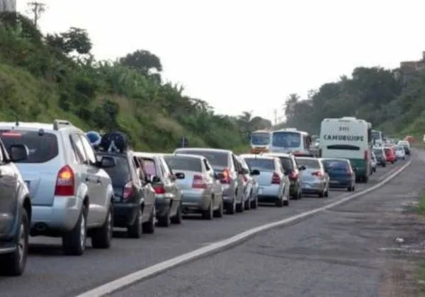 BR-324 registra trânsito intenso em direção ao interior durante feriadão de São João