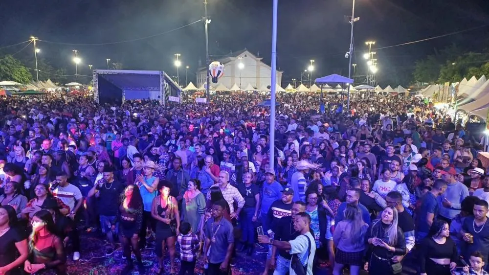 Multidão lota Praça de São José na segunda noite do São João em Feira de Santana