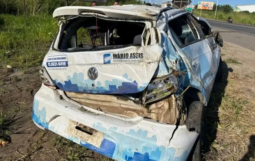 Empresário morre após carro capotar e descer ribanceira na BR-101 em Santo Antônio de Jesus