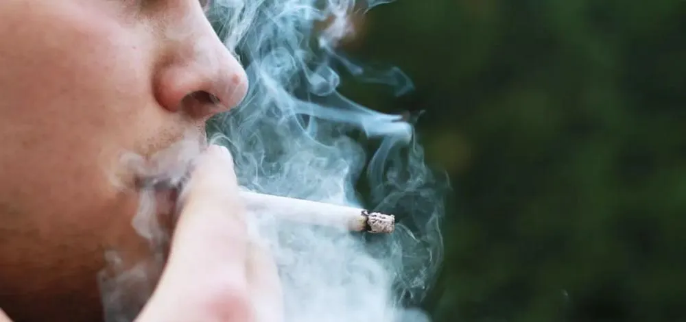 França implementa lei que proíbe fumar em lugares publicos