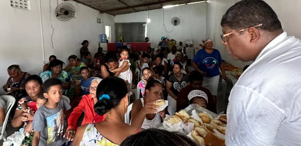 Trabalho social garante refeições, cursos e apoio psicológico em comunidades carentes