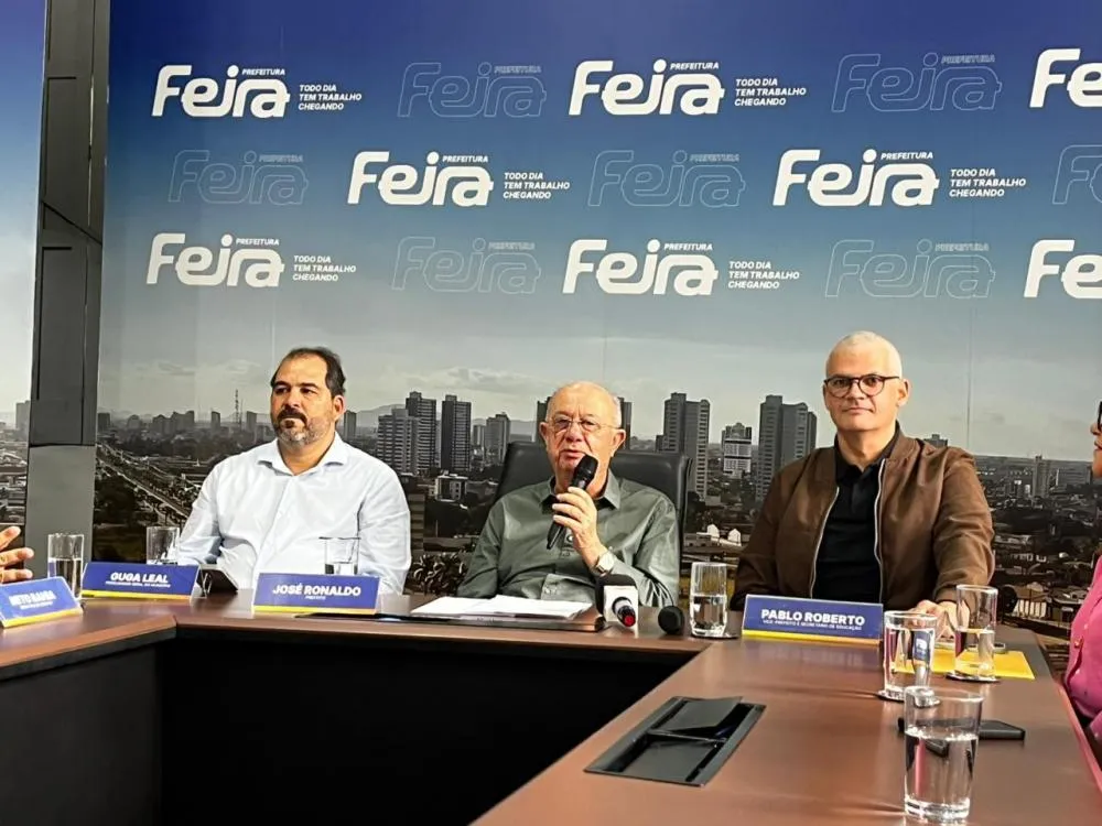 José Ronaldo sanciona leis que modernizam gestão escolar e valorizam educadores em Feira