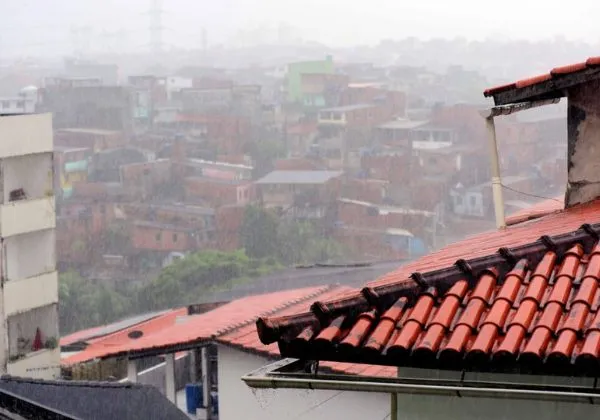 Inmet emite alerta de chuvas intensas e baixa umidade para regiões da Bahia