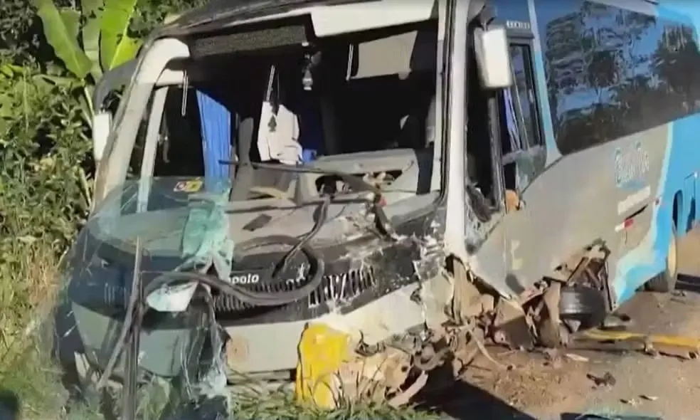 Quatro pessoas morrem após colisão entre micro-ônibus e carro na Bahia