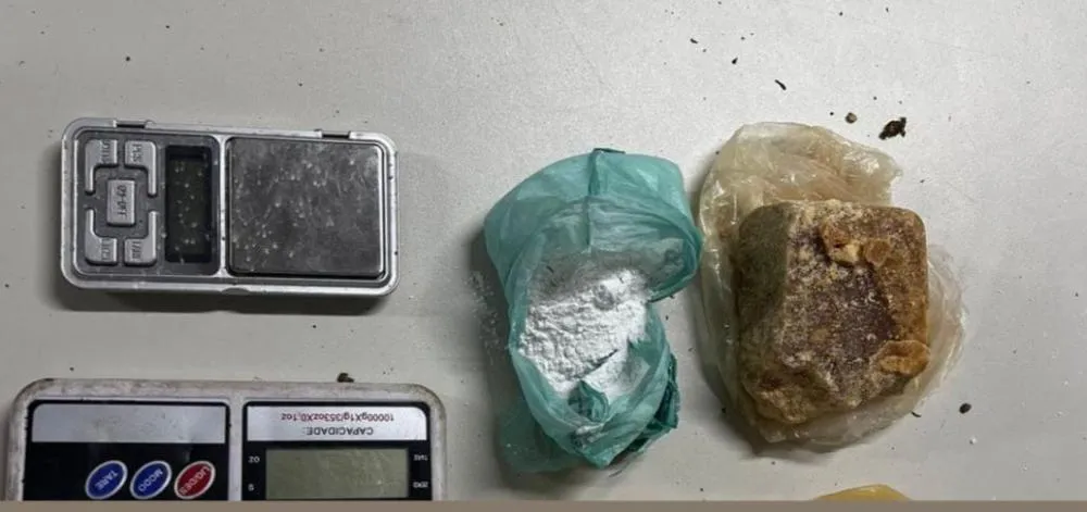 Homem foge deixando mochila com drogas no bairro Mantiba