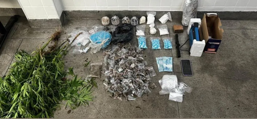 PM apreende droga e explosivos no residencial Conder