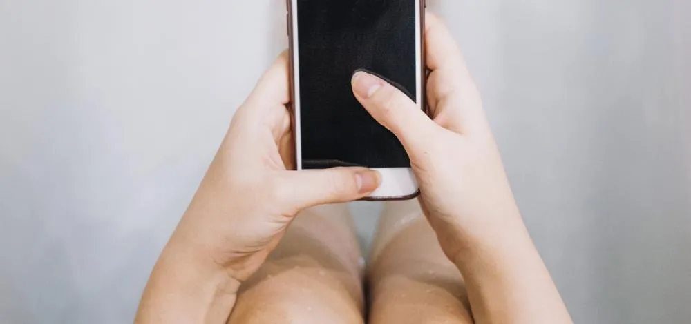 Ficar muito tempo no vaso faz mal: alerta de coloproctologista