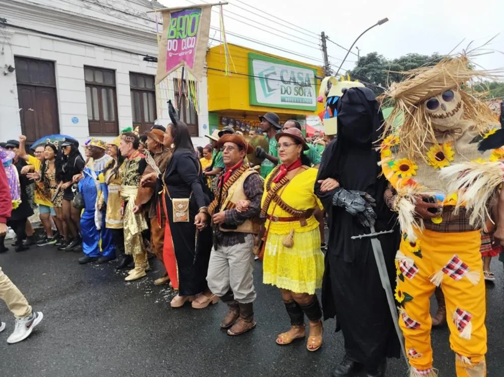 Alegria, tradição e criatividade marcam a passagem do Bando Anunciador