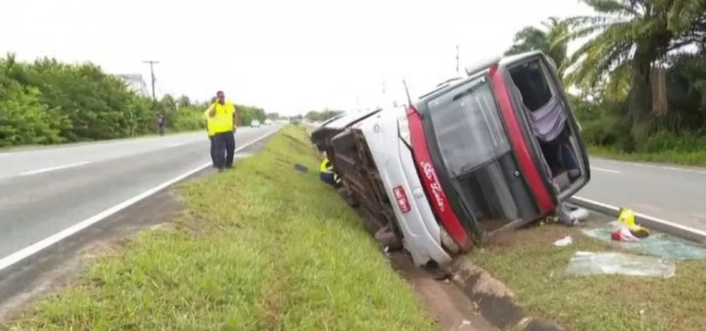Ônibus de viagem com 30 pessoas tomba na manhã desta segunda em rodovia baiana