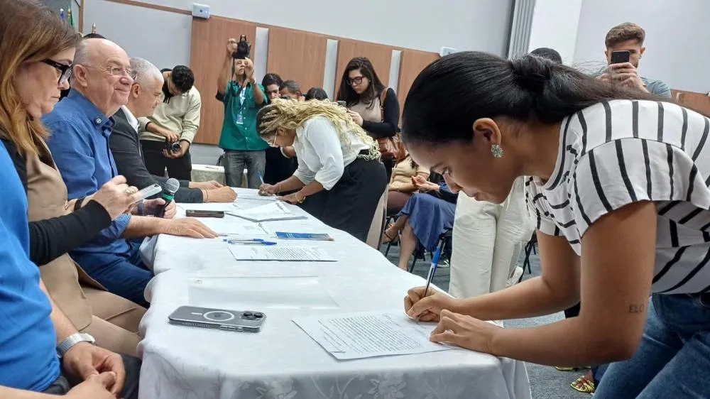 Feira de Santana dá posse a mais 29 professores da Rede Municipal e anuncia novo concurso para mil vagas