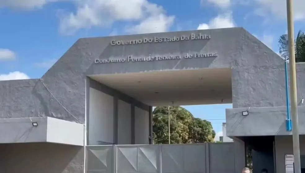 Quatro detentos cavam buraco em parede e fogem de presídio na BA