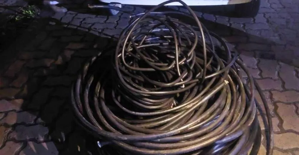 Homem é flagrado com 300 metros de fios de cobre furtados no centro de Feira de Santana