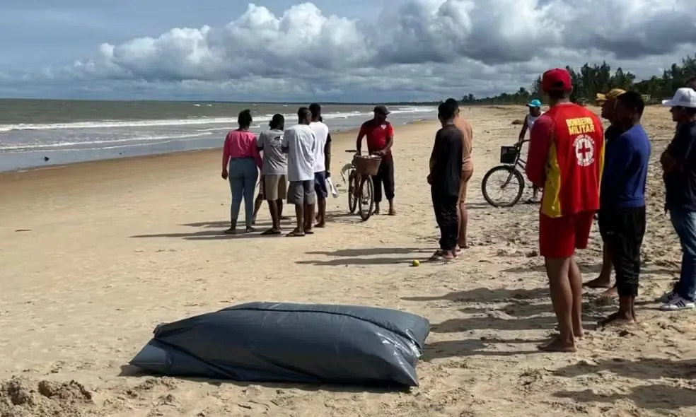 Pai e filho morrem afogados após mergulho em praia turística na Bahia